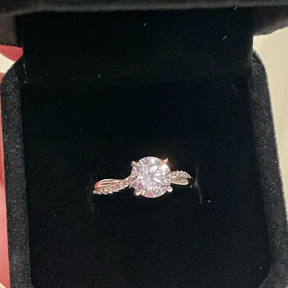NIB 2ct Moissanite Lab Created Diamond. Twisted Sterling Silver Band. - Picture 3 of 10